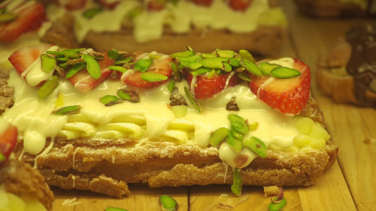 Pasticcini con fragole e pistacchi