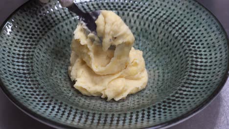 brownie de chocolate con helado de vainilla servido en un plato, toma de cerca, inserción de la toma