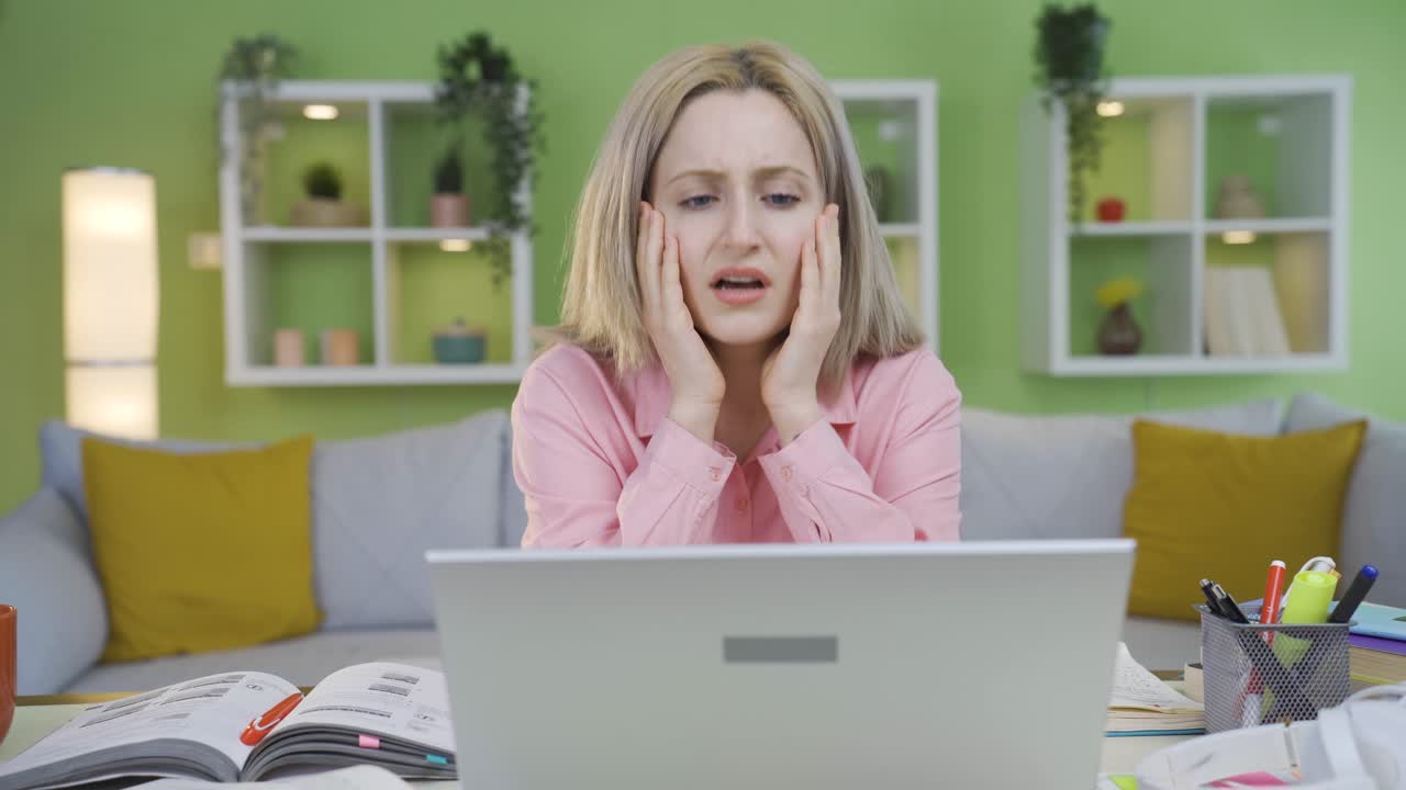 una chica universitaria deprimida y triste, malas calificaciones y fracaso.