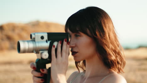 una mujer con una cámara de 8mm.