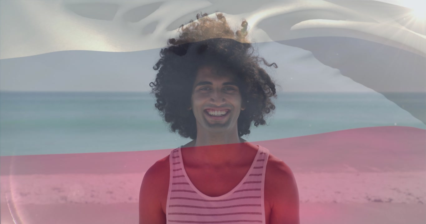 Animation du drapeau russe flottant au-dessus d'un homme souriant debout sur la plage face à la mer