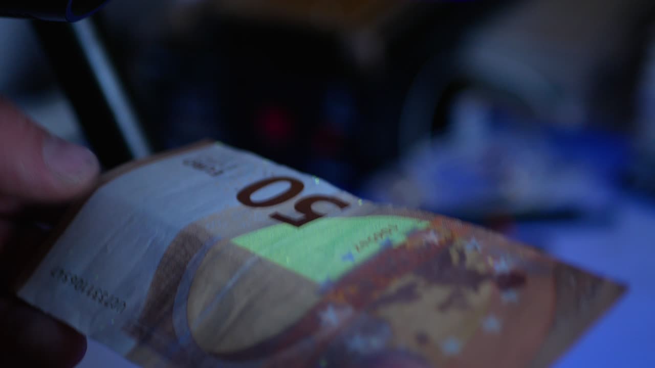 controllo dell'autenticità delle banconote in euro