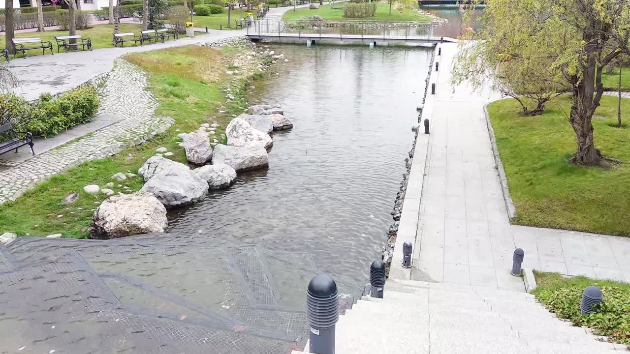 도시 공원의 강