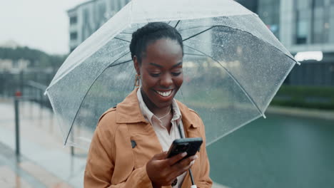 Teléfono,-Caminar-Y-Mujer-Negra-Bajo-La-Lluvia-En-Una-Ciudad