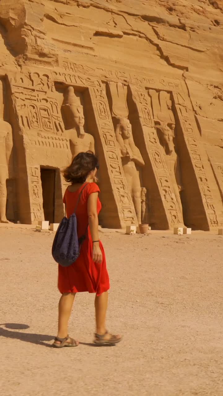 Mulher visitando os templos de Abu Simbel, no Egito