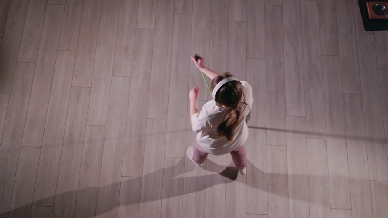 바닥을 는 동안 춤을 추는 소녀