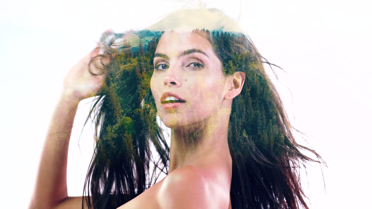 mujer con doble exposición al bosque