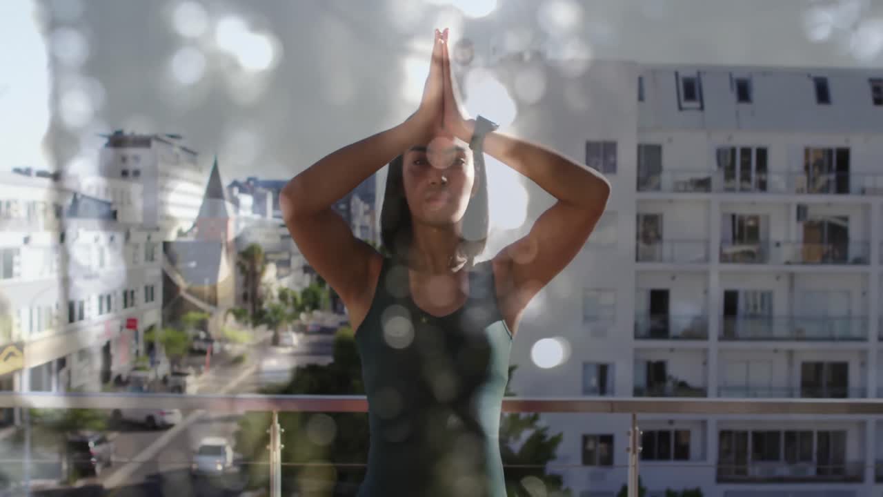 animación de luces brillantes sobre una mujer biracial practicando yoga