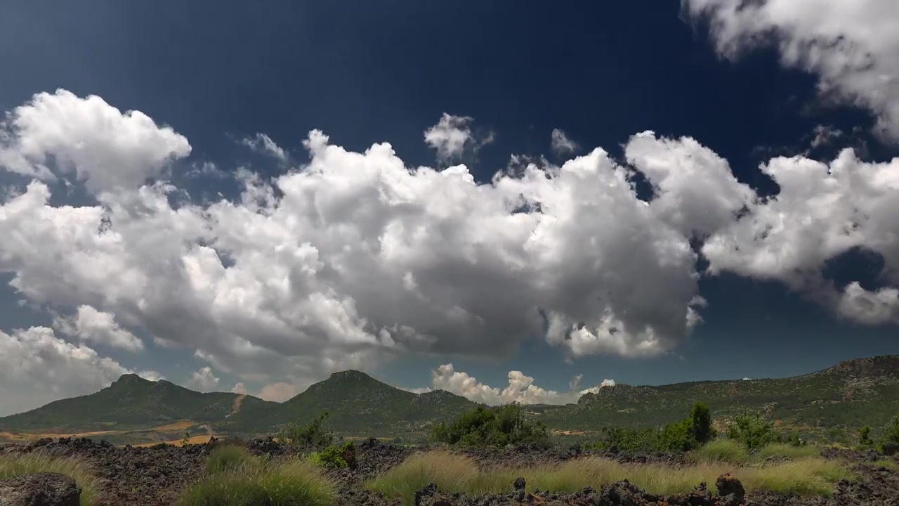 Time-lapse di nuvole che si muovono su un paesaggio vulcanico.