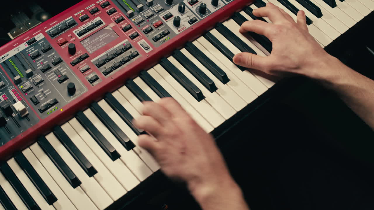 un primer plano de las manos del tecladista tocando música rock con el teclado en el concierto en el estudio, sala de ensayos, reproducción macro en sintetizador.