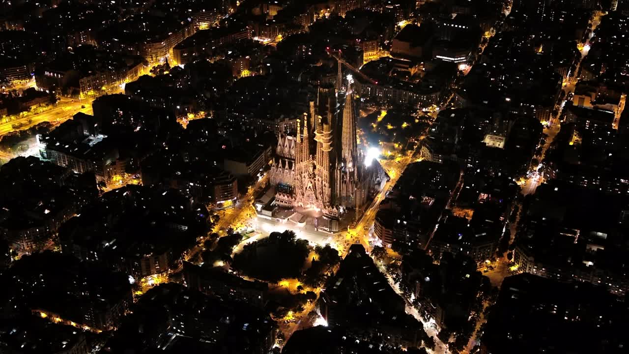 밤에 바르셀로나의 에이플 (eixample) 주거 지역과 유명한 사그라다 파밀리아 성당 (basilica sagrada familia) 의 공중 풍경 (카탈로니아, 스페인)