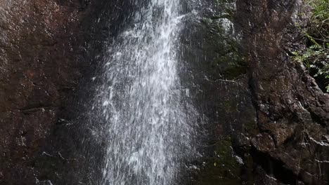 Kleiner-Wasserfall-Auf-Felsen