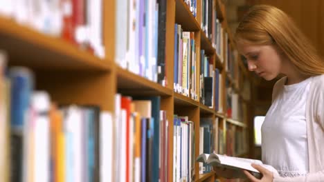 estudiantes leyendo en una biblioteca