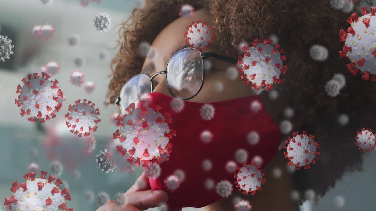 células de covid-19 flotando contra una mujer pensativa que usa una máscara facial en la oficina