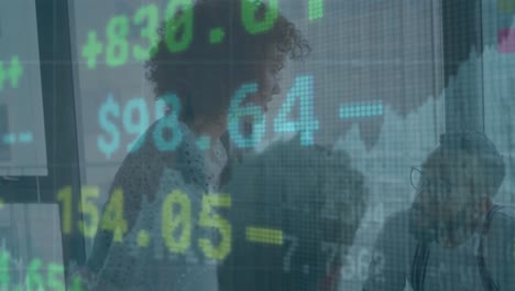 animación del procesamiento de datos del mercado de valores sobre hombres y mujeres diversos discutiendo en la oficina