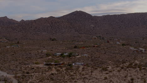 Casas-Salpican-Un-Remoto-Paisaje-Desértico-En-Joshua-Tree,-California-En-Una-Bonita-Mañana