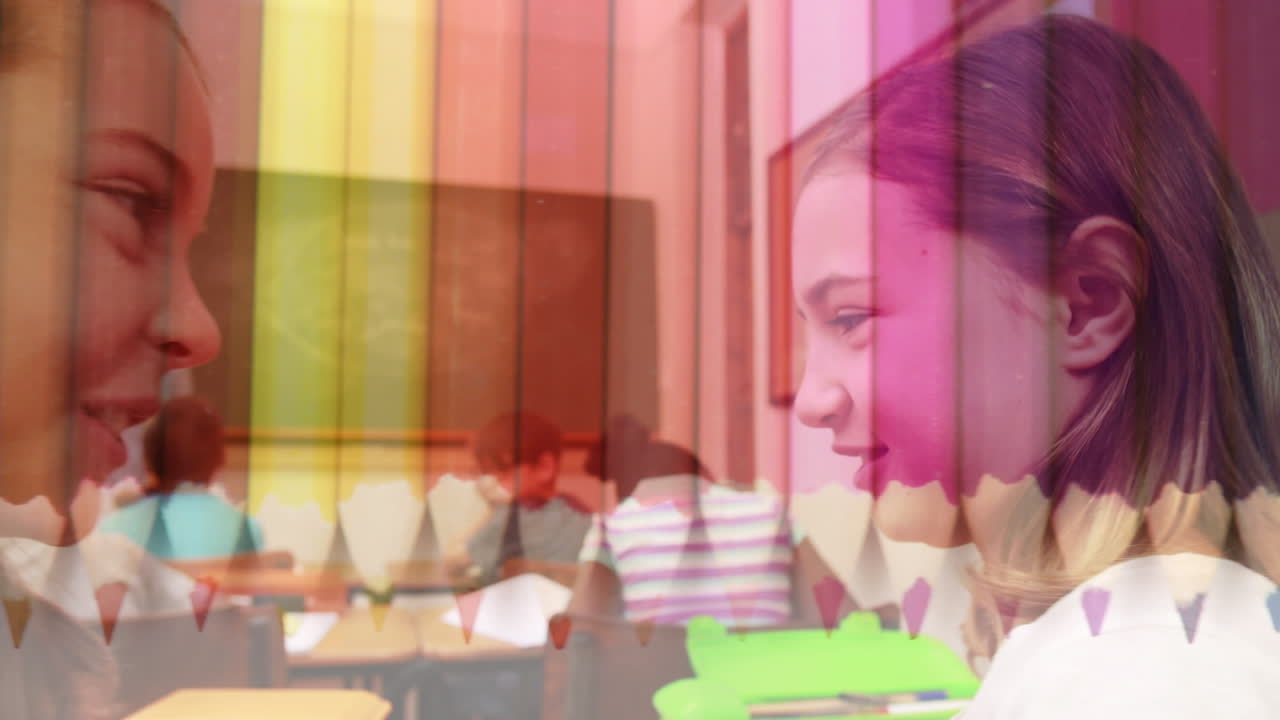 animación de lápices de colores sobre niñas diversas felices hablando durante las lecciones en la escuela