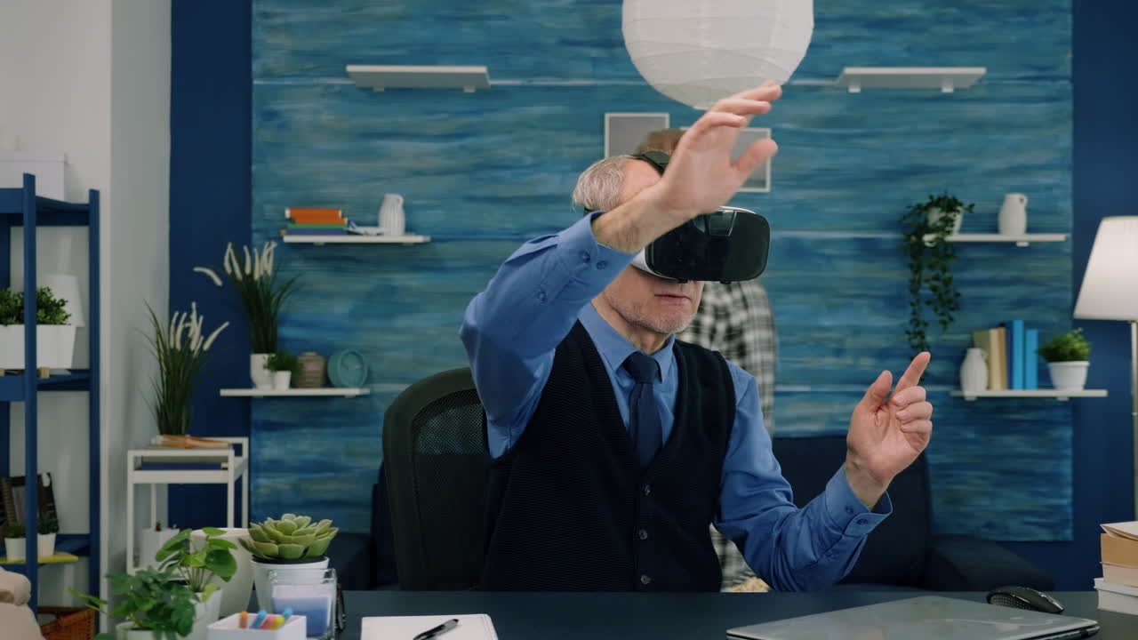 hombre mayor usando gafas de realidad virtual en la sala de estar gestando