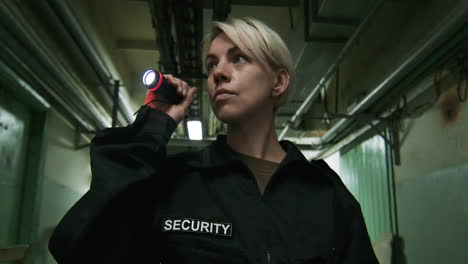 guardia de seguridad femenina con linterna