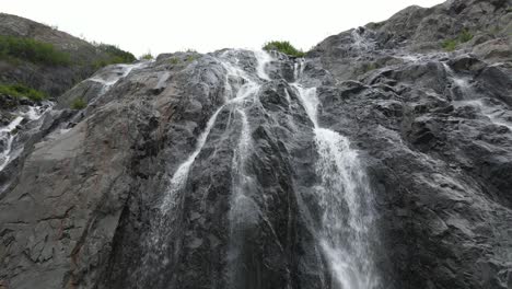 Cascada-En-La-Pintoresca-Ruta-De-Senderismo