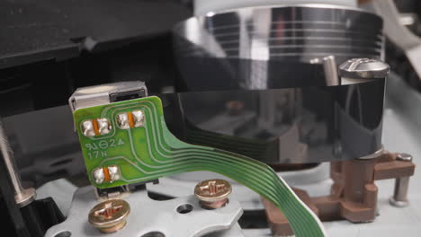 el corredor tira de la cinta a la cabeza y el microchip de la grabadora