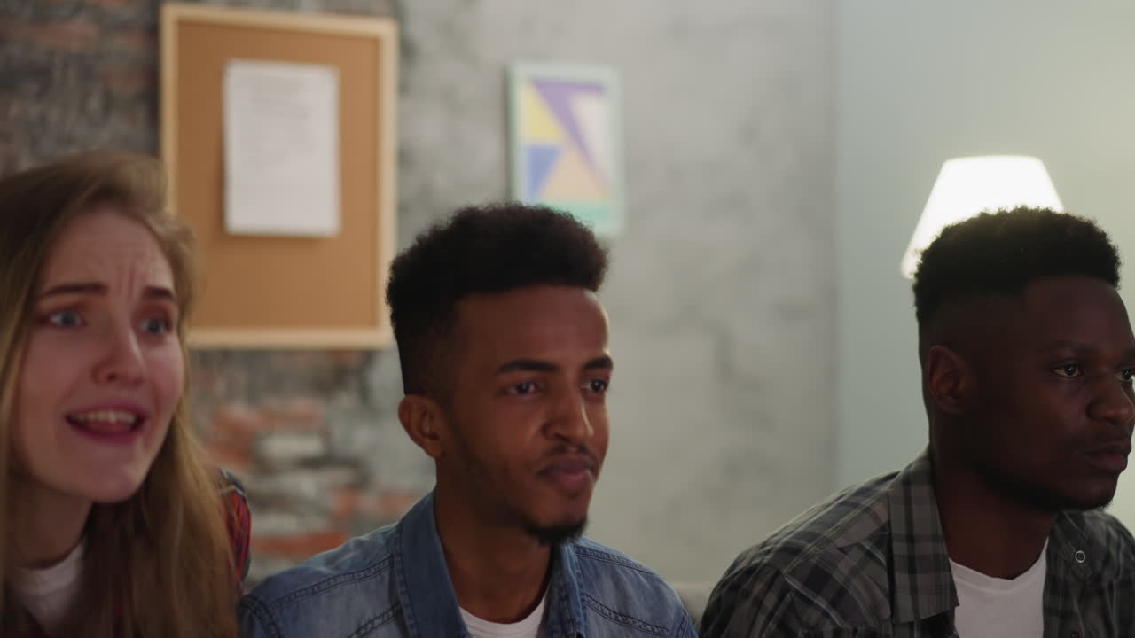 chicos y mujeres negros saltan para celebrar la victoria del equipo universitario