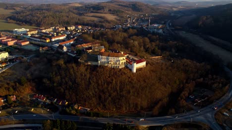 Castillo-De-Letovice-En-Una-Colina-Boscosa-En-Las-Afueras-De-La-Ciudad-En-La-República-Checa