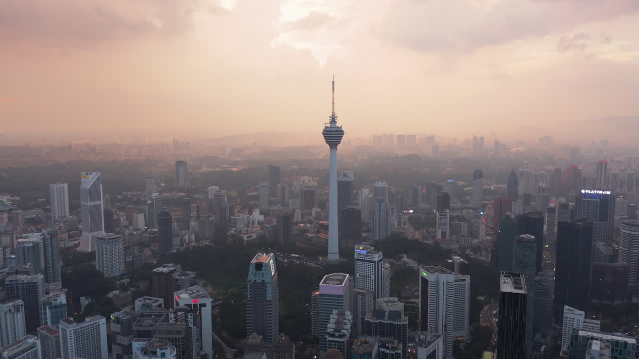 Paesaggio urbano del centro di Kuala Lumpur, vista aerea, al tramonto, Kuala Lumpur, Malesia