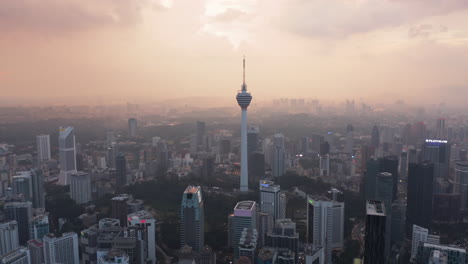 Paisaje-Urbano-Del-Centro-De-Kuala-Lumpur,-Vista-Aérea,-En-El-Atardecer,-Kuala-Lumpur,-Malasia