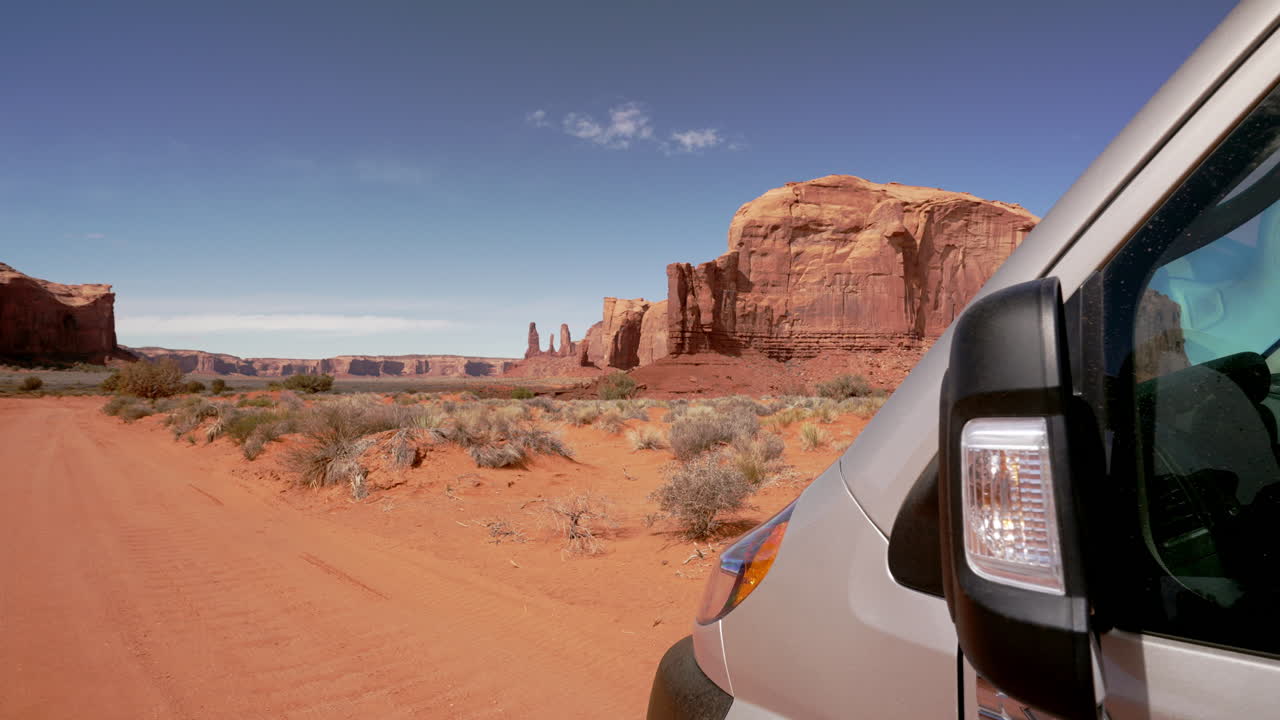 모 ⁇   ⁇ 리의 사막에서 캠퍼 밴 여행 - 로드 트립, 모험, 캠퍼 밴, 밴 라이프, 여행