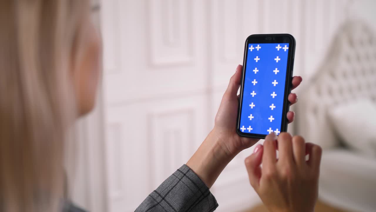 la pantalla del teléfono inteligente de la llave de croma azul se desliza, desplazándose arriba y abajo con los dedos.