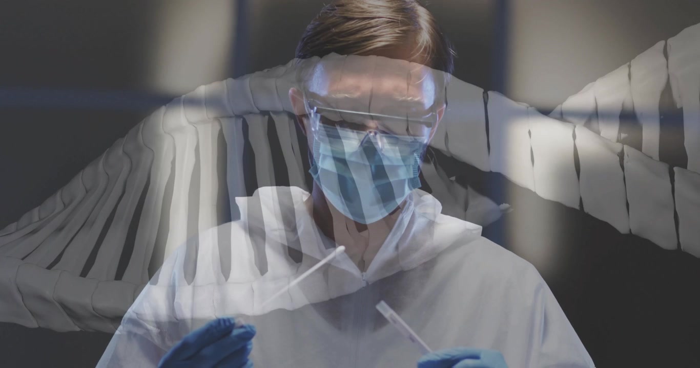 Professionista medico che analizza un campione di tampone nasale in laboratorio clinico, mostrando una sovrapposizione della gabbia toracica scheletrica.