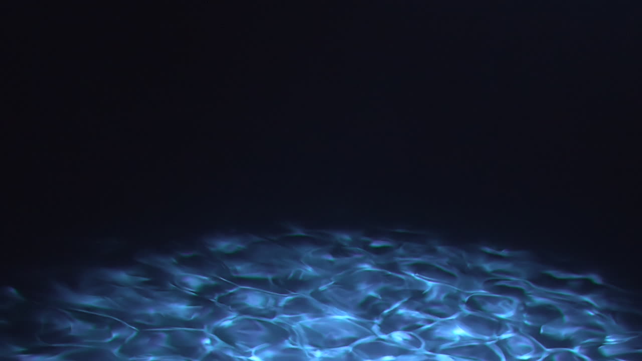 Fondale marino blu e scuro con caustiche subacquee