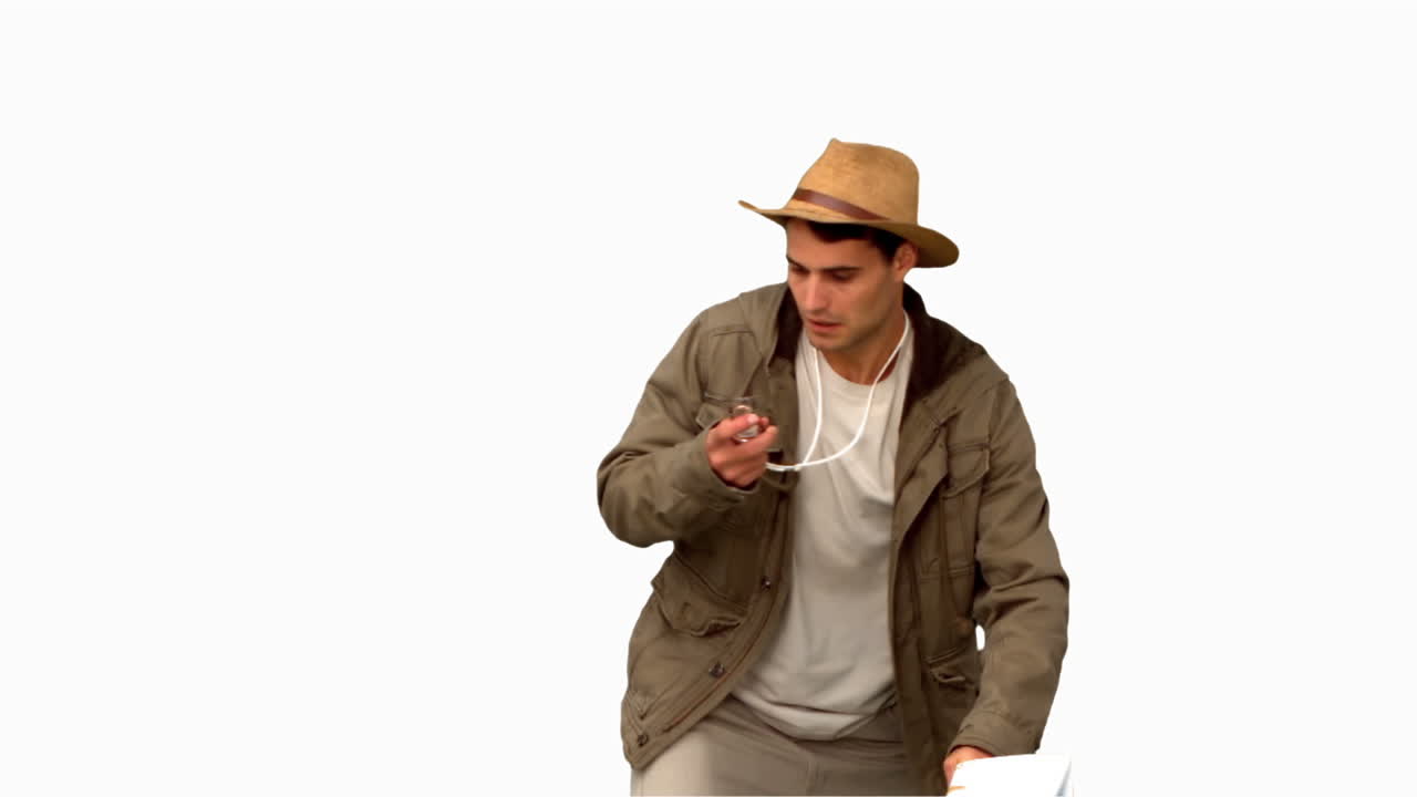 화이트 스크린에서 오리엔테이션을 하는 잘생긴 남자