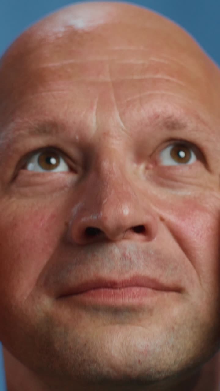 hombre aplicando crema facial