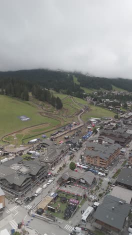 Aufnahmen-Aus-Frankreich,-Einem-Dorf-Namens-Les-Gets-In-Den-Alpen,-Mit-DJI-Mini-4-Pro-In-4K-Und-D-Cinelike