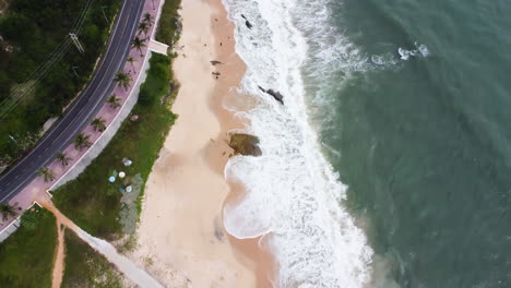 carretera costera escénica a lo largo de la playa de enlaces marítimos, mui ne, vietnam