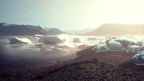 Arktische-Naturlandschaft-Mit-Eisbergen-Im-Grönländischen-Eisfjord