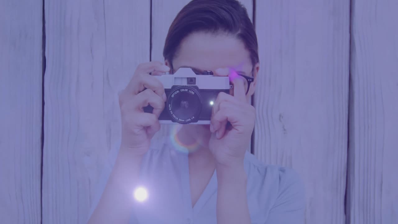 아프리카계 미국인 여성 사진작가 가 디지털 카메라 로 사진 을 찍고 있다