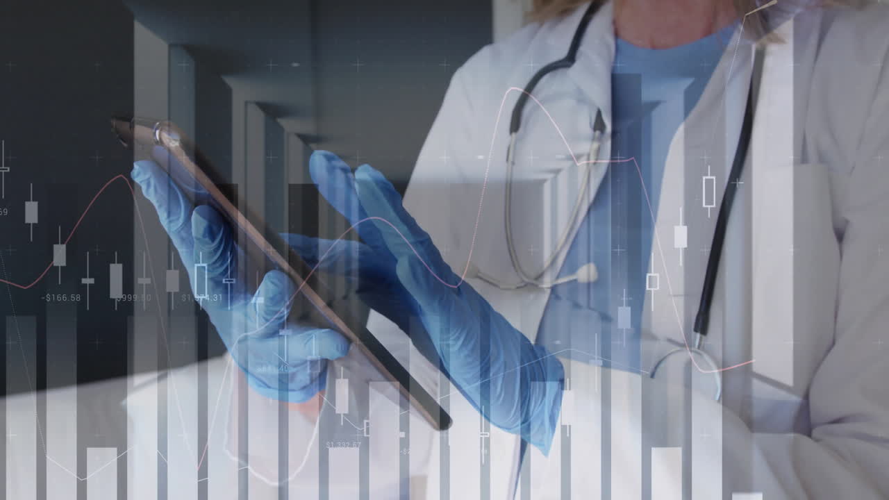 animación del procesamiento de datos financieros sobre una doctora caucásica que usa una tableta.