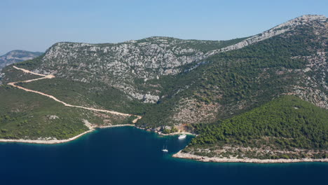 Barcos-Anclados-En-Una-Cala-Escondida-En-La-Majestuosa-Isla-De-Peljesac-En-Croacia---Toma-Aérea