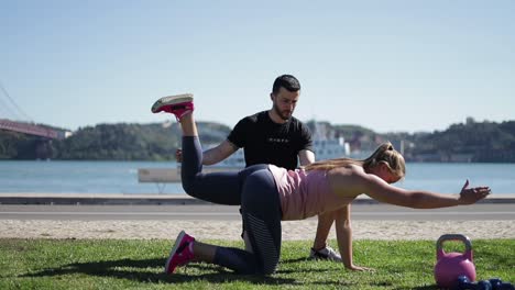 mujer joven deportiva haciendo ejercicios con el entrenador.