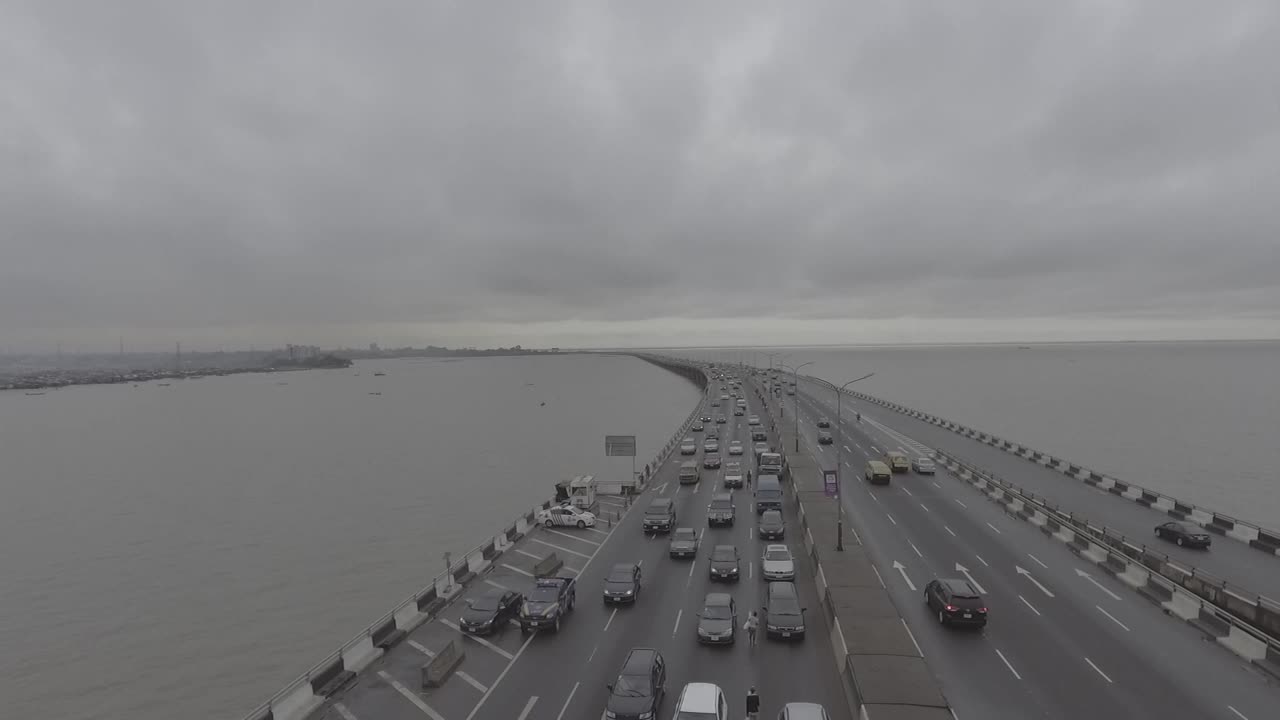 макоко считается самой большой трущобой в нигерии, жители которой строят дома на сваях