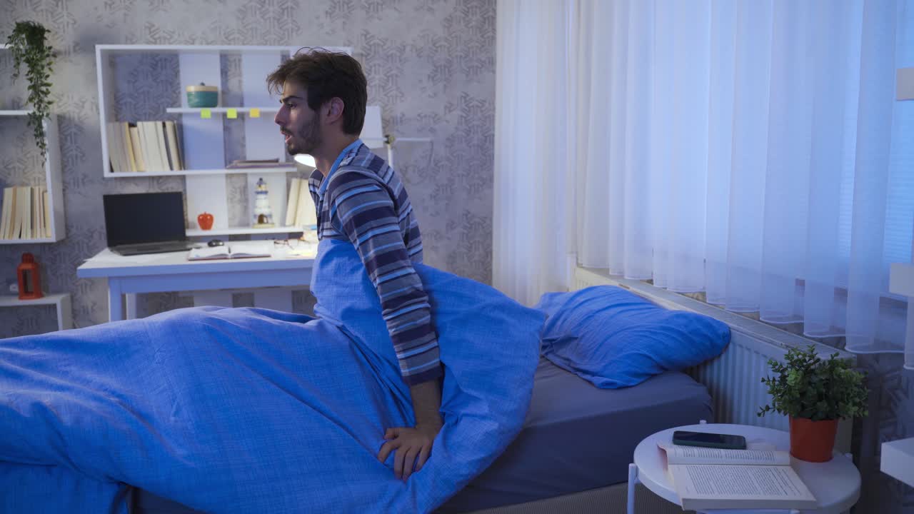 잠에서 악몽을 꾸는 사람.