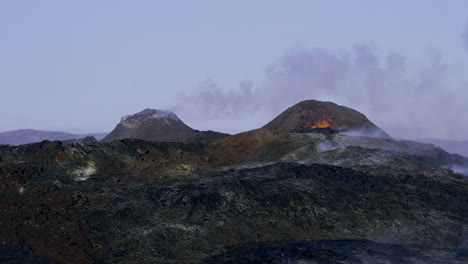 廣<unk>圖顯示火山口的燃燒和噴出<unk>岩,噴發後有<unk>煙上升.