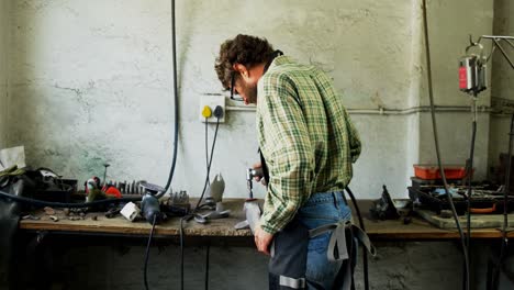 Handwerker-Poliert-Fischskulptur-4k