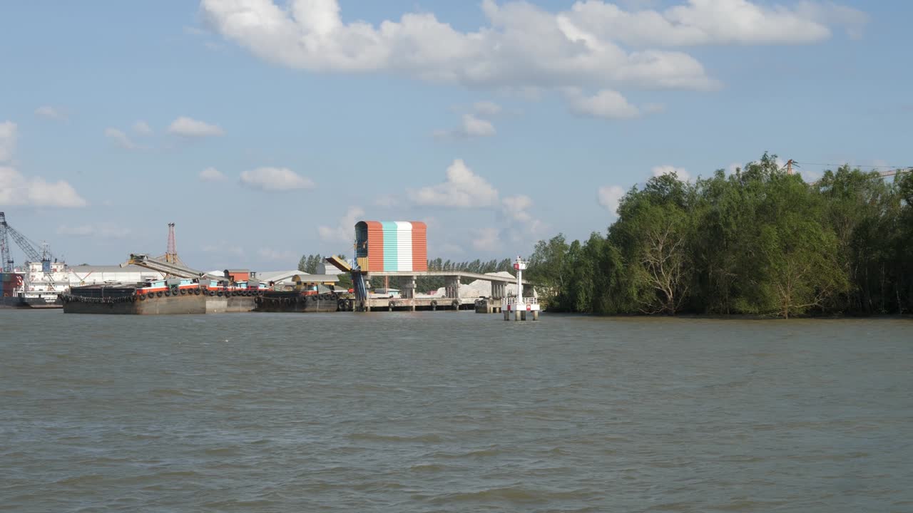 푸른 하늘과 초록색 나무 배경에서 선박에서 항구