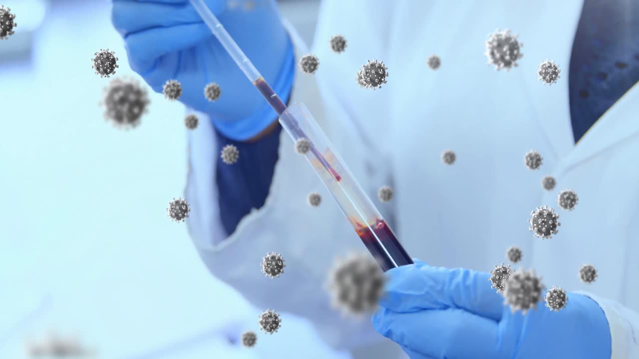 Animación de células macro de Covid-19 flotantes sobre un médico tomando una muestra y usando guantes médicos.