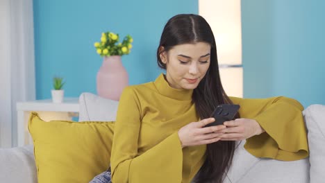 Mujer-Joven-Feliz-Hablando-Por-Teléfono-En-Casa,-Anhelando,-Regocijándose,-Disfrutando.