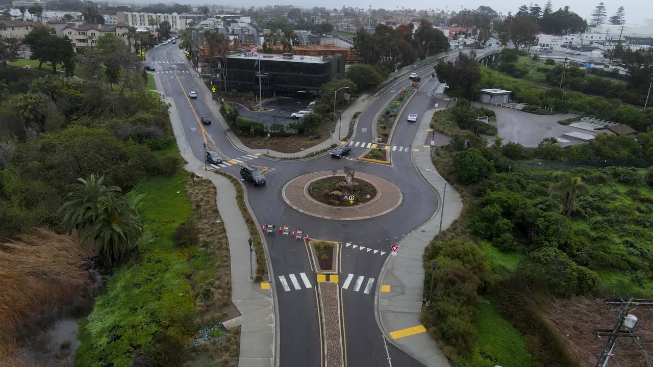 vista aérea de la rotonda de carlsbad bajo la lluvia